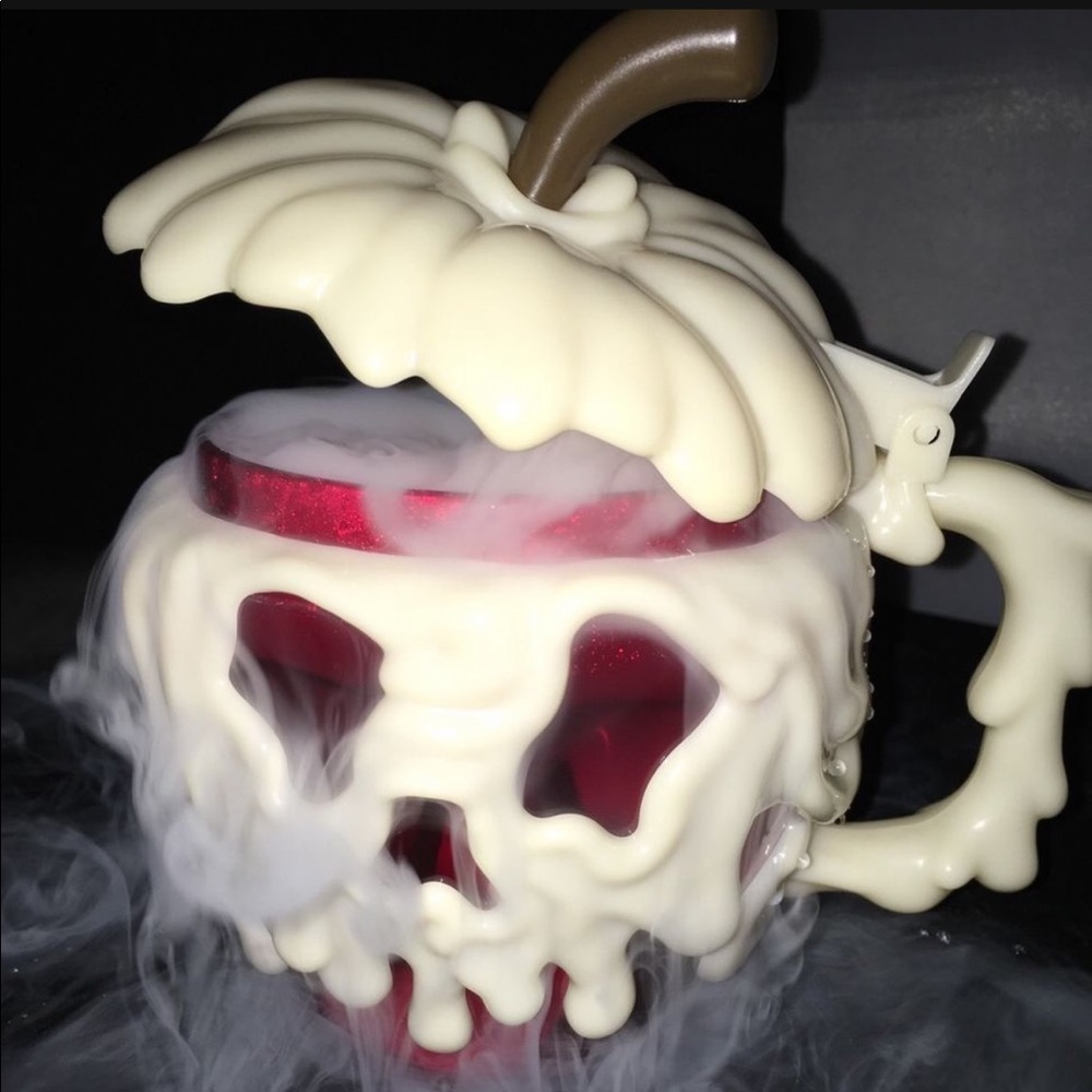 Disney Disneyland Poison Apple Stein Snow White Evil Queen Halloween Mug 2015